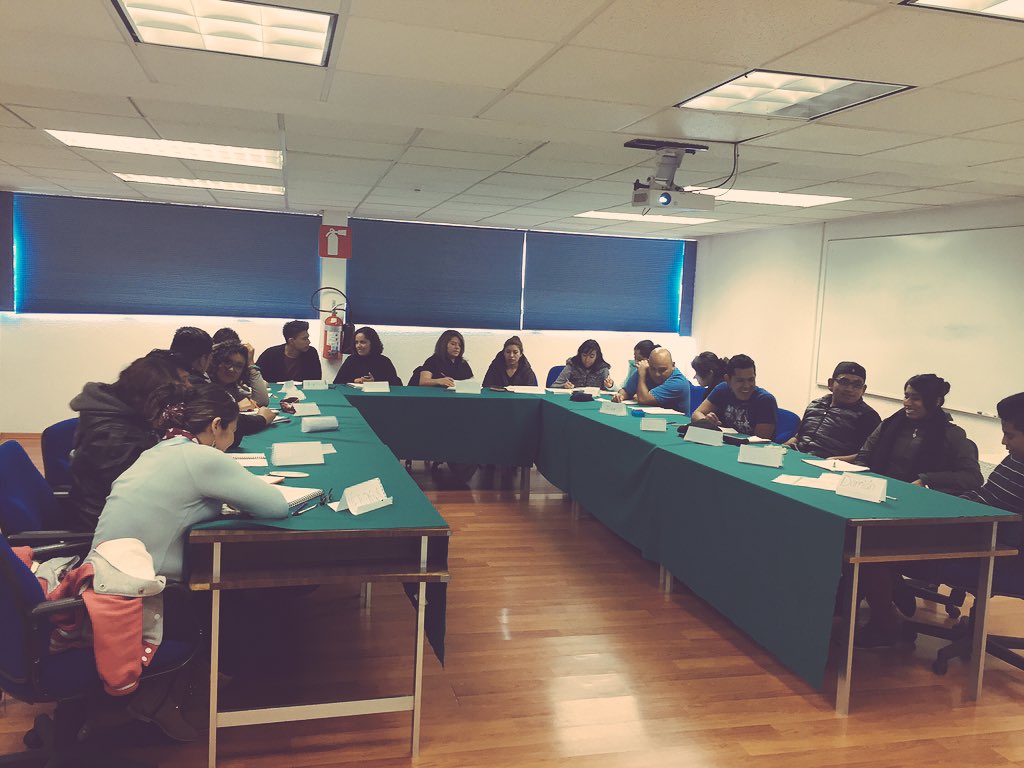 Ilechapa's tweet photo. Let's work! 👓📚 #TESE #CursoDeImagenProfesional https://t.co/jNe9MCzg2y