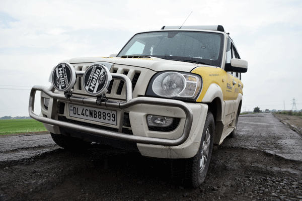 Dr_Somras's tweet photo. Our trusted @MFCWL sponsored @MahindraScorpio as #WomenBeBo enters #Patna #Bihar - #DelhiToLondon @anandmahindra https://t.co/JyiXXOofuw