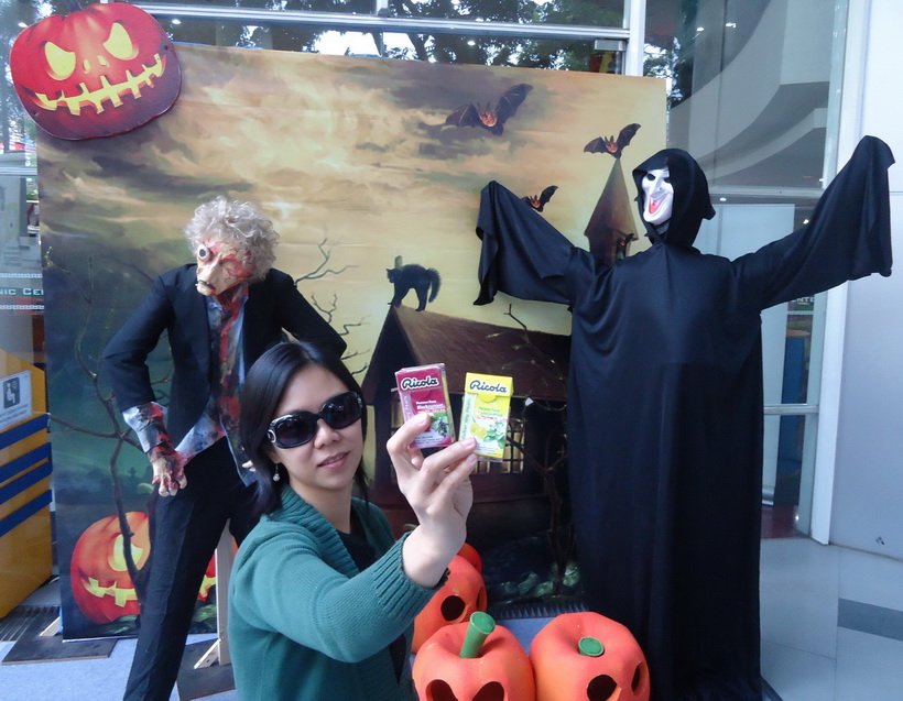 SFunk_Lee's tweet photo. #halloweenwithricola Santai dengan ricola hati pun bahagia setiap saat https://t.co/7E7DseIYXr