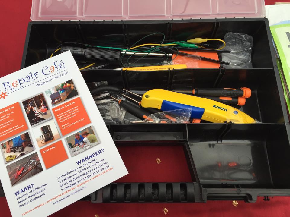 designbrabant's tweet photo. In het #LivingLab is @RepairCafe Weggooien, mooi niet! Super concept! #ddw15 #socialdesign https://t.co/1lpMnCepy6
