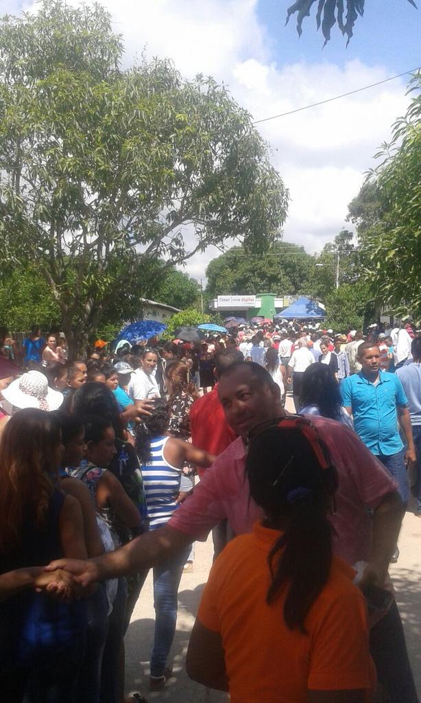 MildrethZapata's tweet photo. A esta hora así está el flujo de electores en las calle de @Elcopeycesar #Elecciones2015 #Democracia https://t.co/duxSonDS25