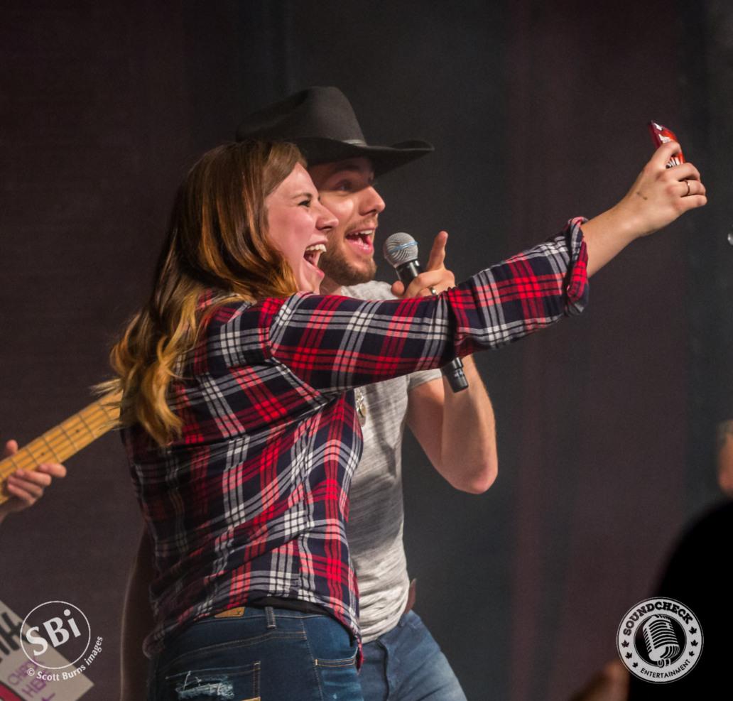 SoundCheckBlg's tweet photo. For those that don't know this #CanadianKid @BrettKissel This is why we #Love him #RealLife #RealHugs #Thankful https://t.co/jVlbIwmwmu