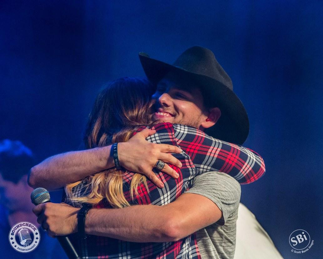 SoundCheckBlg's tweet photo. For those that don't know this #CanadianKid @BrettKissel This is why we #Love him #RealLife #RealHugs #Thankful https://t.co/jVlbIwmwmu