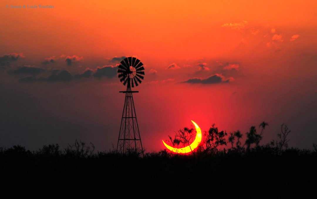 EverydayWow's tweet image. Partial Solar Eclipse over Texas. buff.ly/1OPhoCT