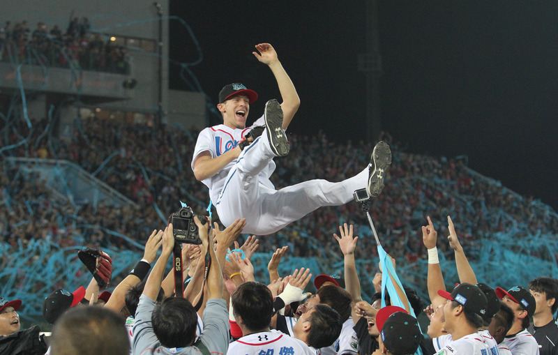 davidtiao's tweet photo. Former #sfgiants Pat Misch just threw a no hitter to win game 7 of the Taiwan Baseball League Championship https://t.co/i8N4A2bYS1