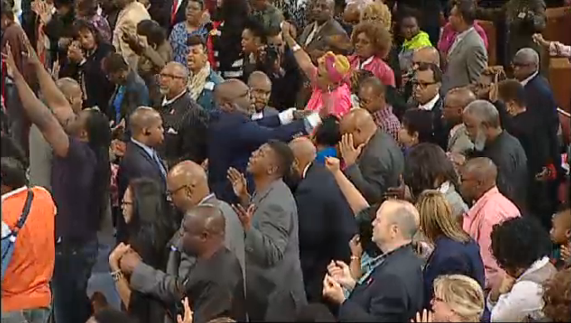 BishopJakes's tweet photo. There's an army rising up! I hear the Chains FALLING! Heal Deliver and Set FREE in the name of JESUS! #BlindedByRage https://t.co/P6IqK1COB1
