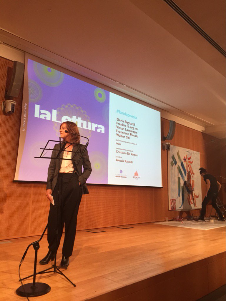 <a href="/dariabig/">dariabignardi</a> "ci si affeziona fisicamente ai libri di carta,stt per la poesia" <a href="/La_Lettura/">la_lettura</a> @Corriereit <a href="/BOOKCITYMILANO/">BookCity Milano</a>