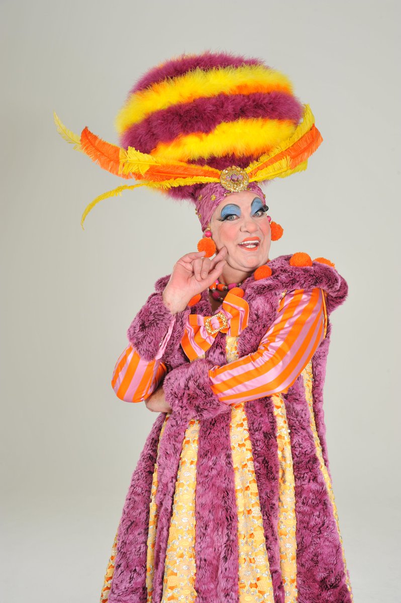 panto_day's tweet photo. It's #sistersunday! Our #damesoftheday are Matthew Kelly &amp; Matthew Rixon. See them in Cinders at @RichmondTheatre! https://t.co/i6sycTLym2