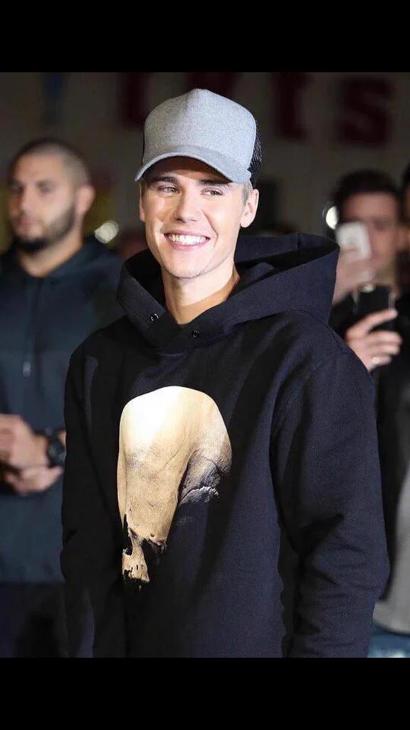 fuckwmebieber's tweet photo. HE DESERVES TO WIN AND I KNOW BELIEBERS CAN MAKE IT HAPPPEN #EMABiggestFansJustinBieber https://t.co/kYBlm211Zm