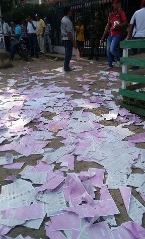 CostaNoticiasTV's tweet photo. Asonada en Plato Magdalena suspendidas las elecciones https://t.co/nLpSHDfICH @yennytiusso @Valledupar @ElNegrovicto https://t.co/CDVJbfymBv