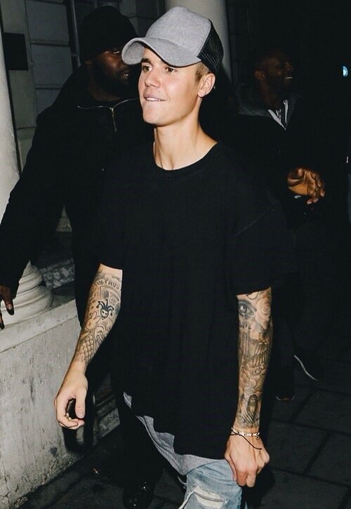 ifxckdbieber's tweet photo. baby all i want is YOU #EMABiggestFansJustinBieber https://t.co/EhJDTwFL92