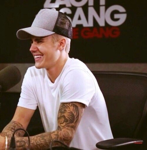 ifxckdbieber's tweet photo. rt for justin's smile #EMABiggestFansJustinBieber https://t.co/7VekK3JiJa