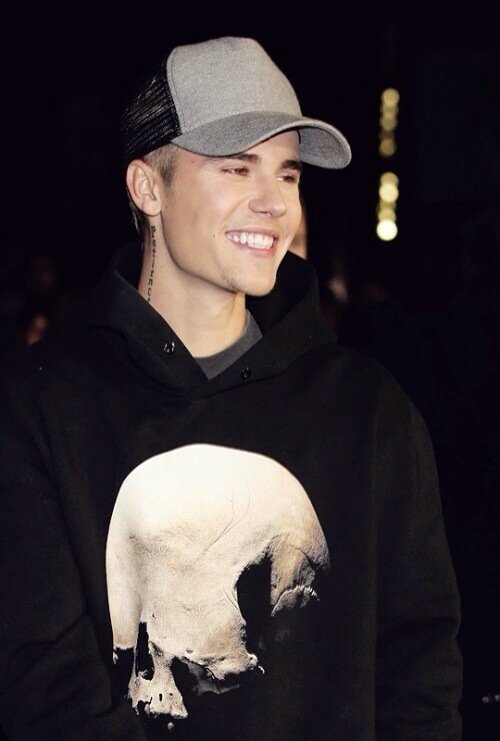 ifxckdbieber's tweet photo. rt for justin's smile #EMABiggestFansJustinBieber https://t.co/7VekK3JiJa