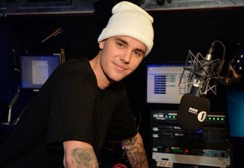 ifxckdbieber's tweet photo. rt for justin's smile #EMABiggestFansJustinBieber https://t.co/7VekK3JiJa