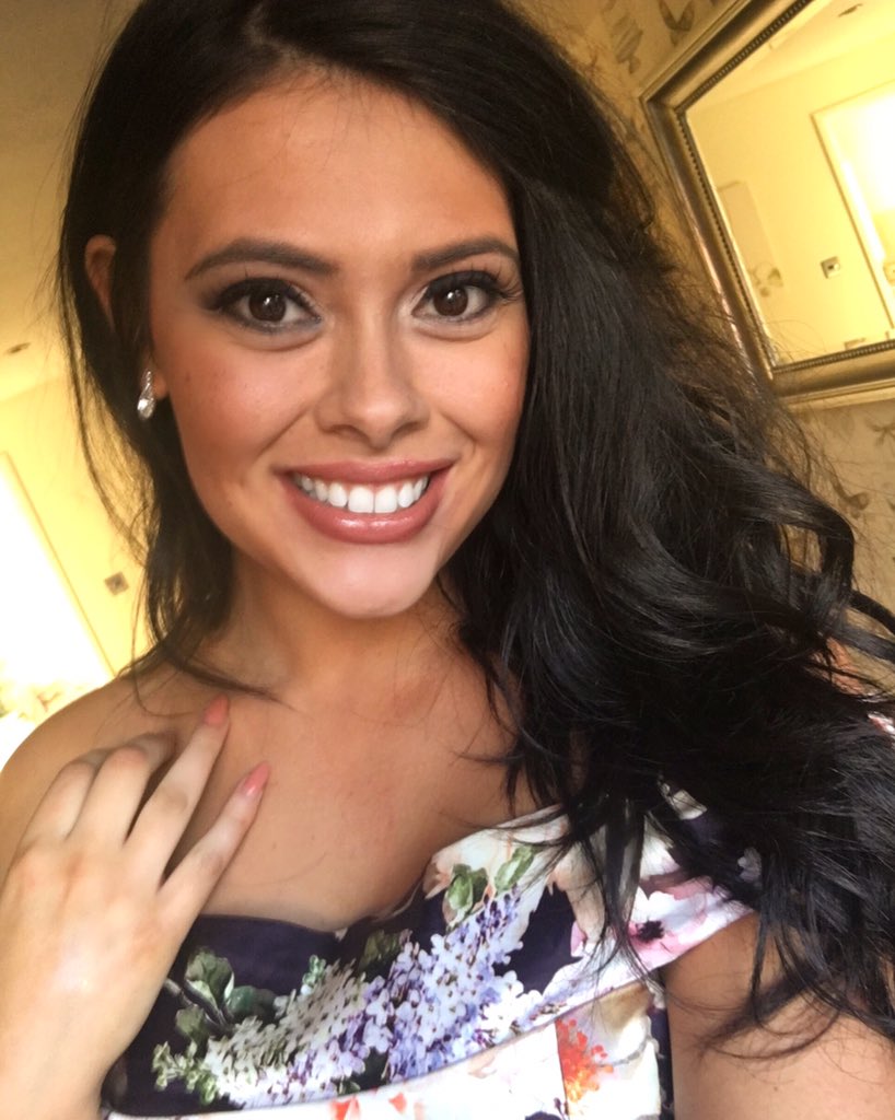 Kayleighfay's tweet photo. My dress finally came half way through the day  #betterlatethannever #mymoto ⌚️ #wedding #selfie #helloforehead 💁🏻 https://t.co/NWK4dxCAaB