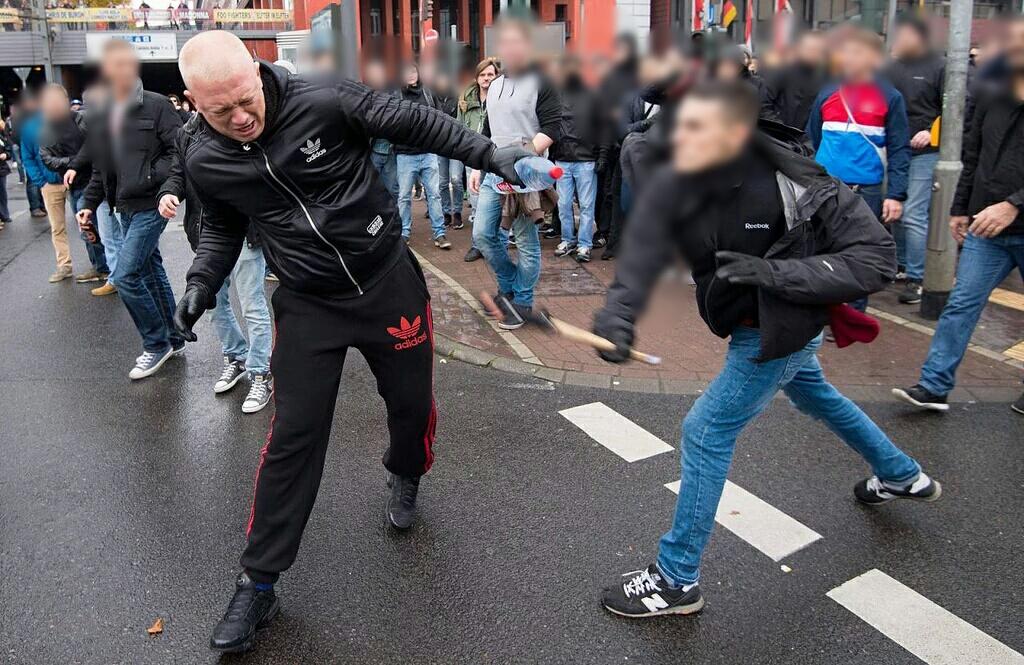 #Germany: Antifascist educates Nazi from ultra right-wing Hogesa demonstration today in Cologne. #antifa #koeln2510