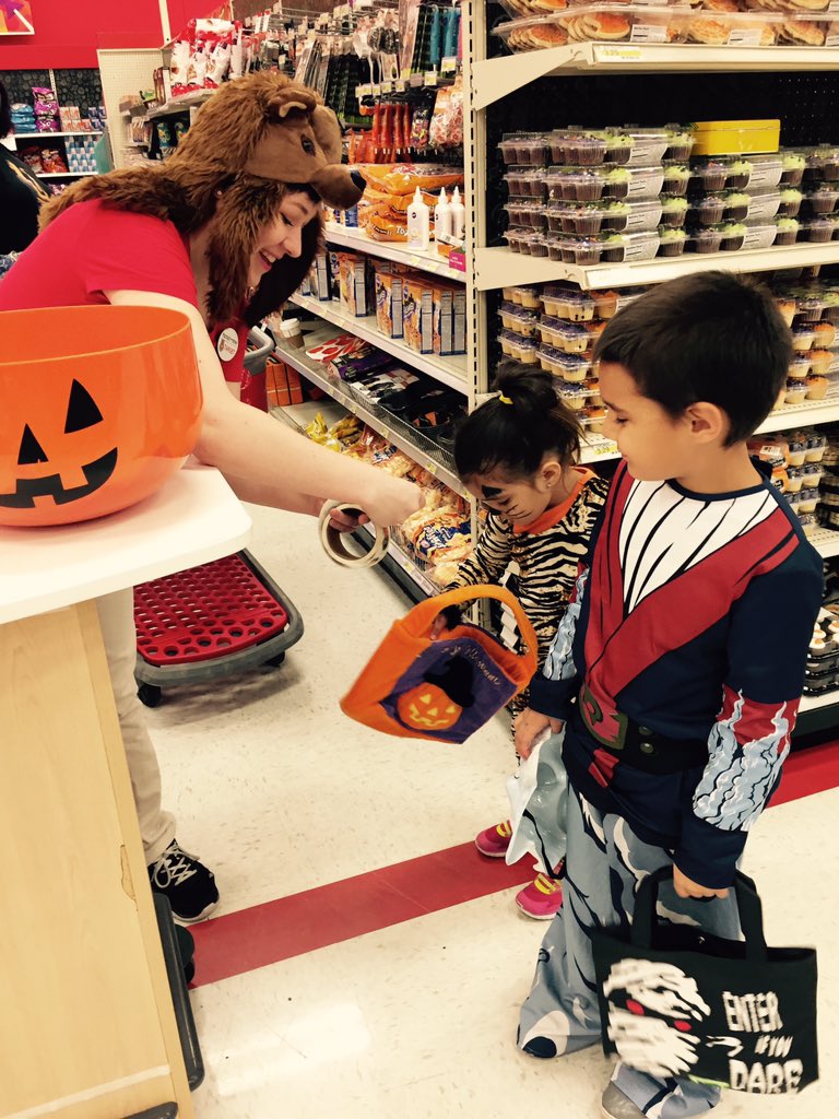 phetxath's tweet photo. No tricks, just treats for our guests at Midway! #spooktacular #G191 #T2229commited https://t.co/oi5VMN2orB