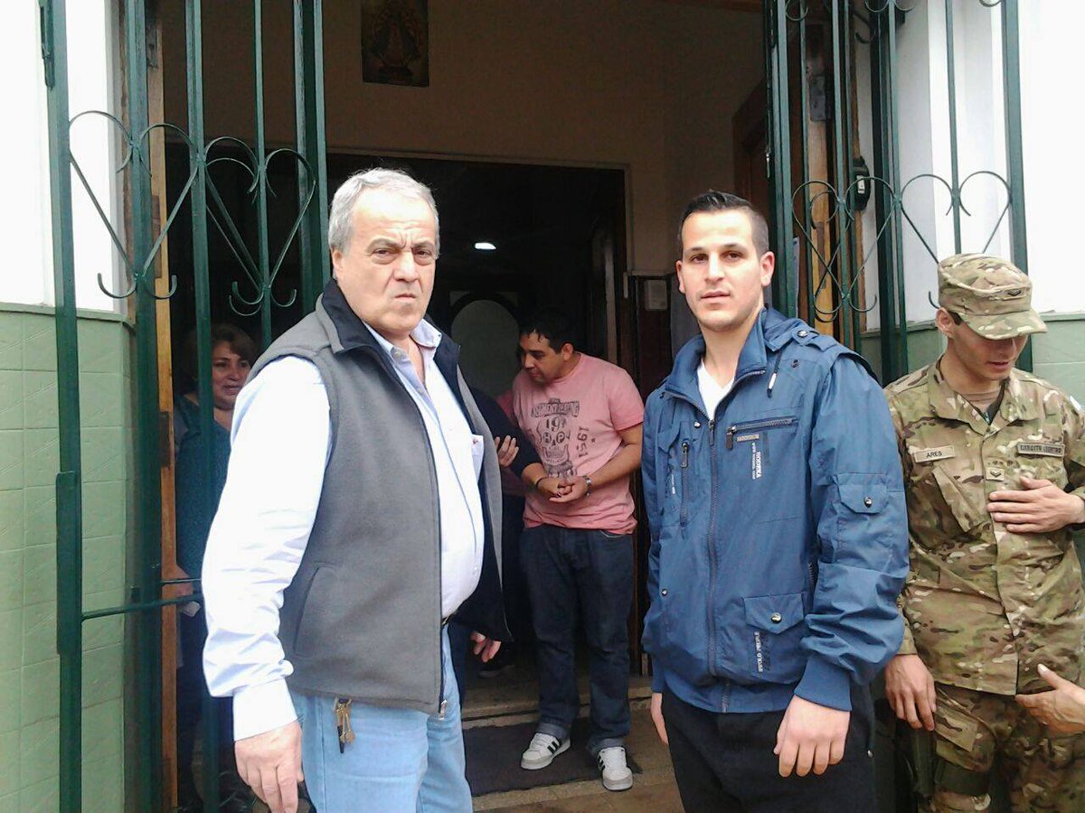Gonzalezmatanza's tweet photo. Controlando la reposición de boletas en La Matanza personalmente desde temprano https://t.co/uLBf3kS9QY