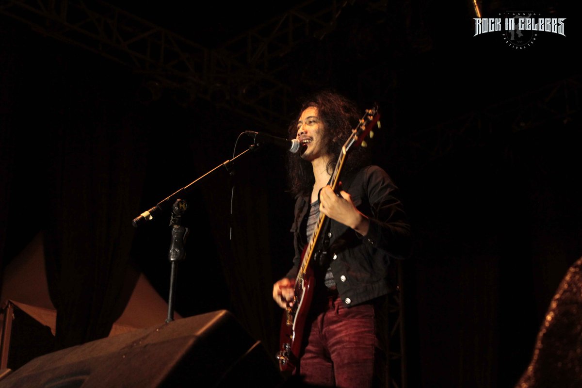 RockInCelebes's tweet photo. Setelah menunggu hujan reda, THE SIGIT tampil memukau menutup gelaran #RICfest2015 #Palu malam ini. You Rock, Guys! https://t.co/Ny2RLwUMs7