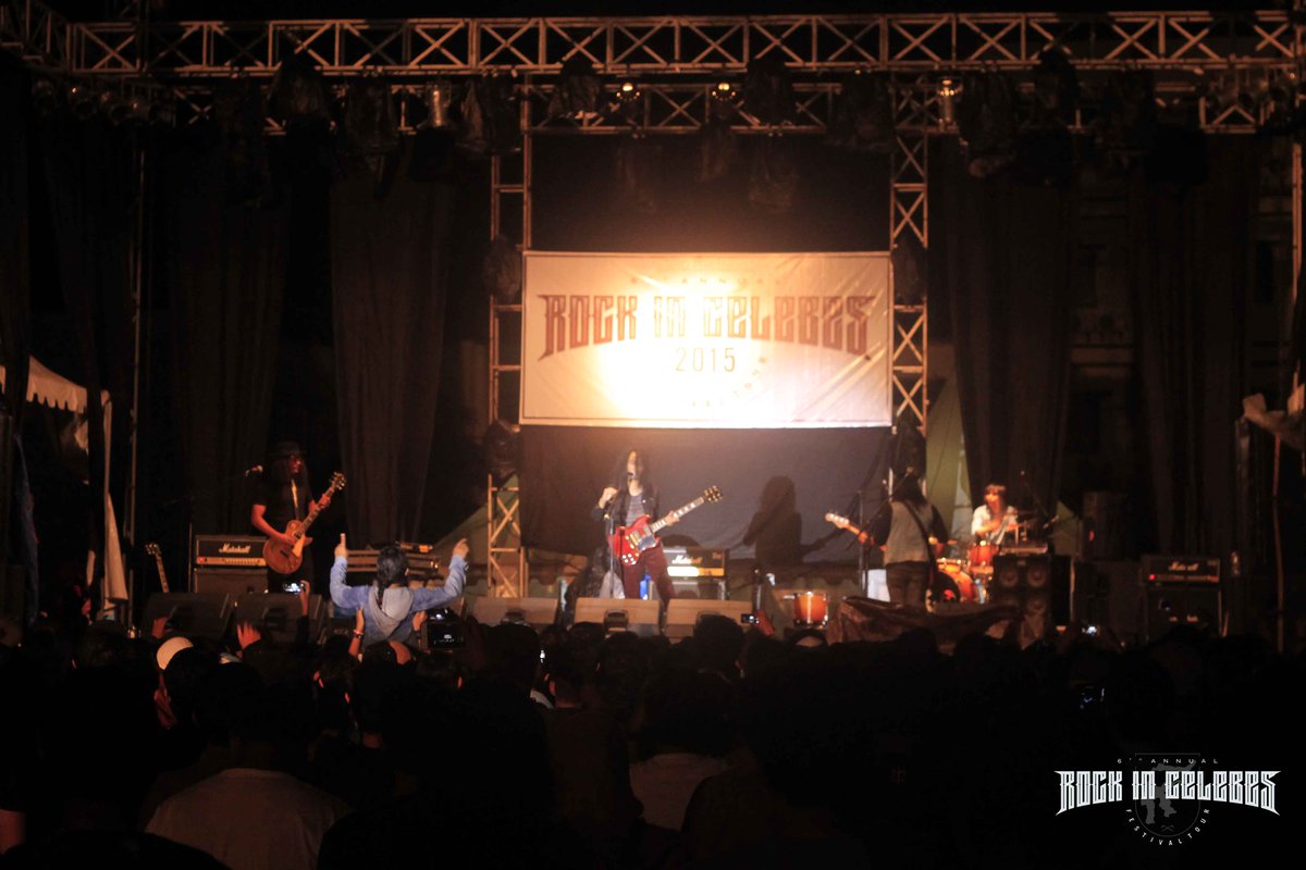 RockInCelebes's tweet photo. Setelah menunggu hujan reda, THE SIGIT tampil memukau menutup gelaran #RICfest2015 #Palu malam ini. You Rock, Guys! https://t.co/Ny2RLwUMs7