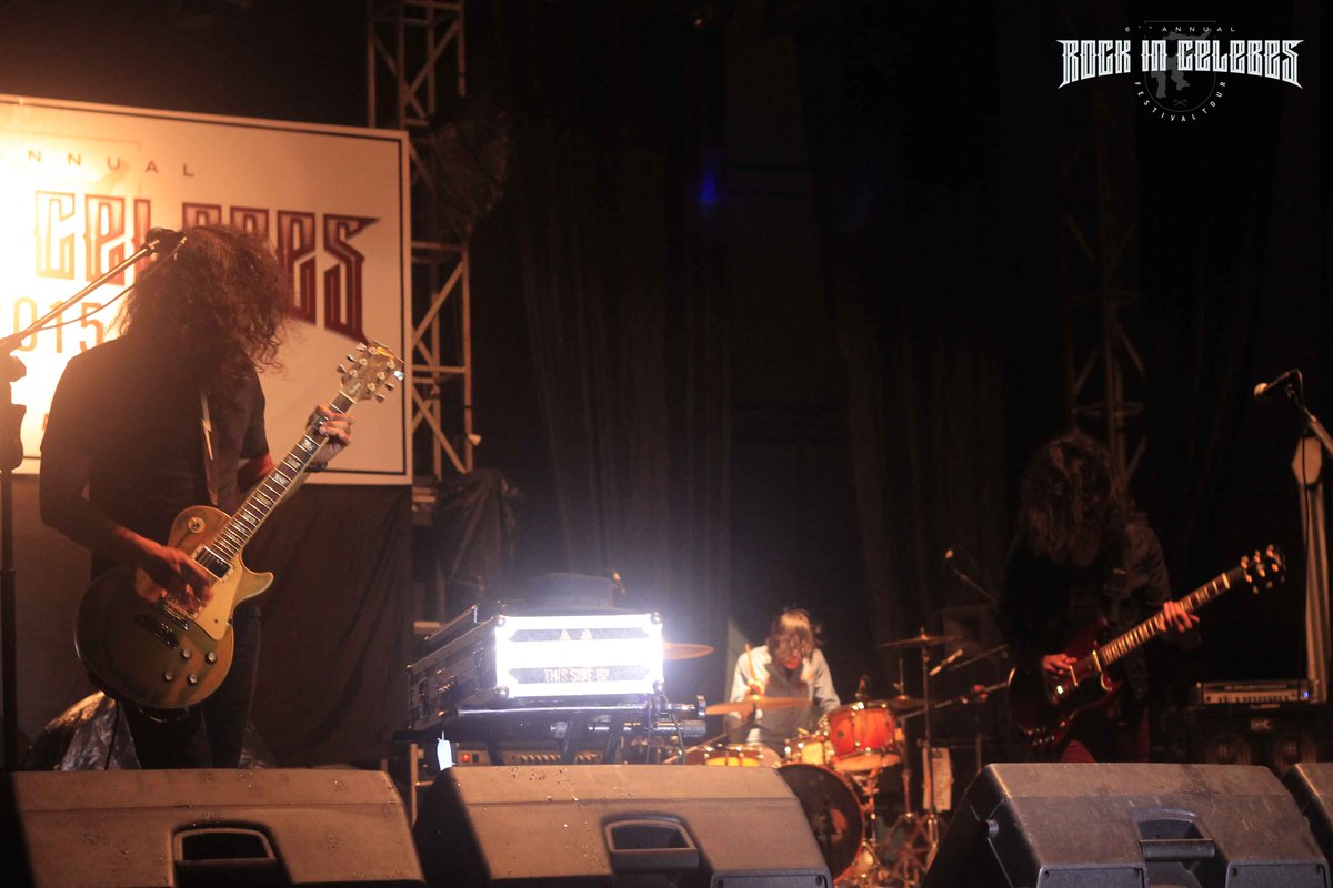 RockInCelebes's tweet photo. Setelah menunggu hujan reda, THE SIGIT tampil memukau menutup gelaran #RICfest2015 #Palu malam ini. You Rock, Guys! https://t.co/Ny2RLwUMs7