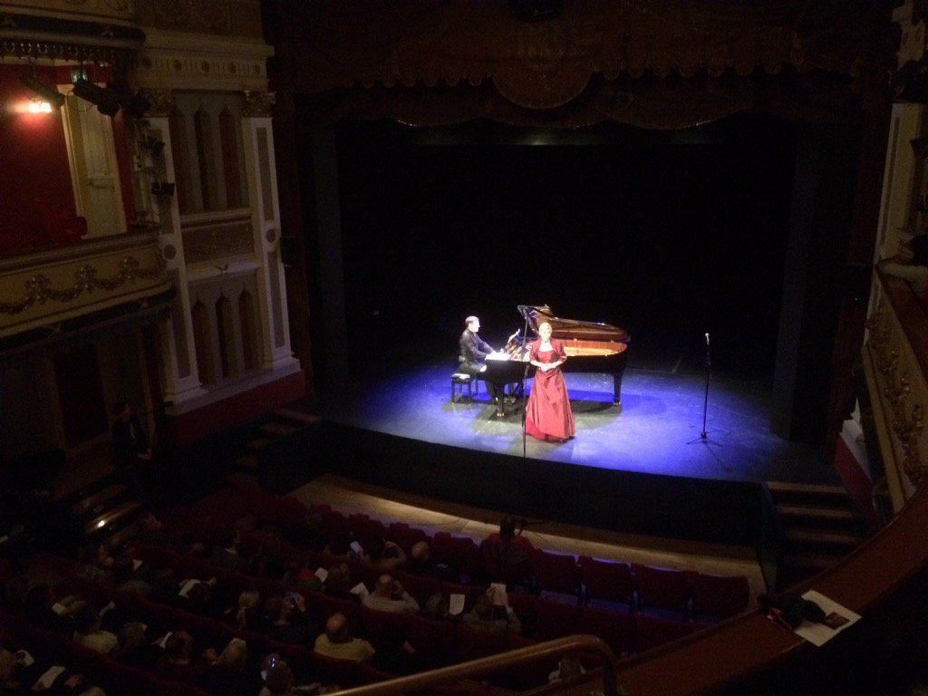 VarbergCalling's tweet photo. Varbergssopranen Karin Dahlberg avslutar helgen med konserten Till Freds. Tack för en givande helg! #varbergcalling https://t.co/qTKV2VrbH6