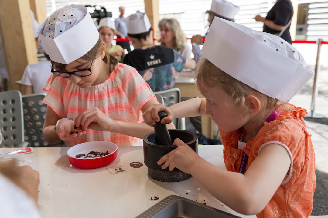 PadiglioneCH's tweet photo. Vieni a scoprire i segreti del cioccolato svizzero allo #ChocoAtelier dello #SwissPavilion https://t.co/YEsHWaEBEE https://t.co/n4wax7K3fD