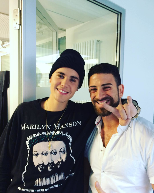 secutebelieber's tweet photo. look at Justin's smile aww my baby

VOTEJustinBieberEMA
#EMABiggestFansJustinBieber https://t.co/b6Bp1iFHNY