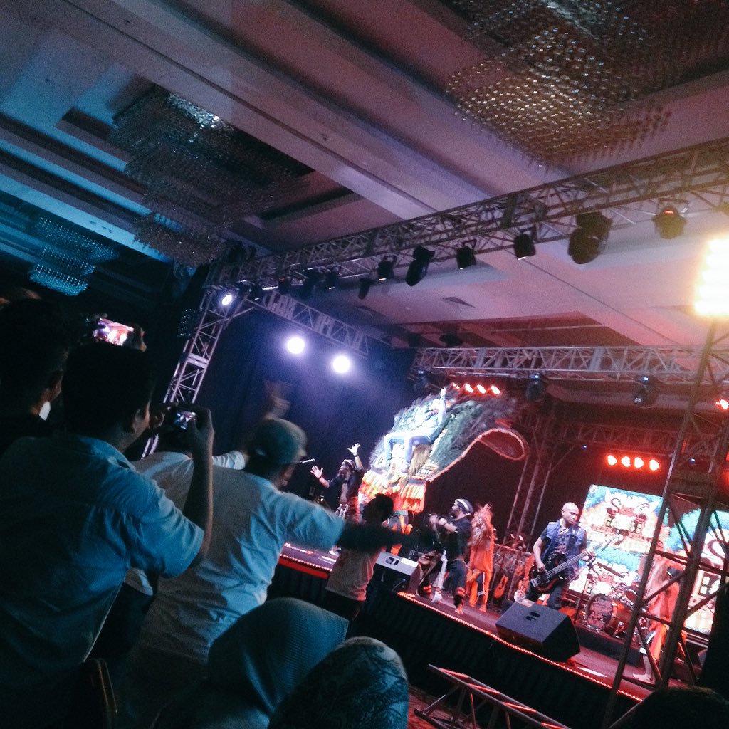 slankdotcom's tweet photo. Lagu pembuka langsung bikin #ReogNRoll Batam pecah!!! https://t.co/SWjaWLgg0b