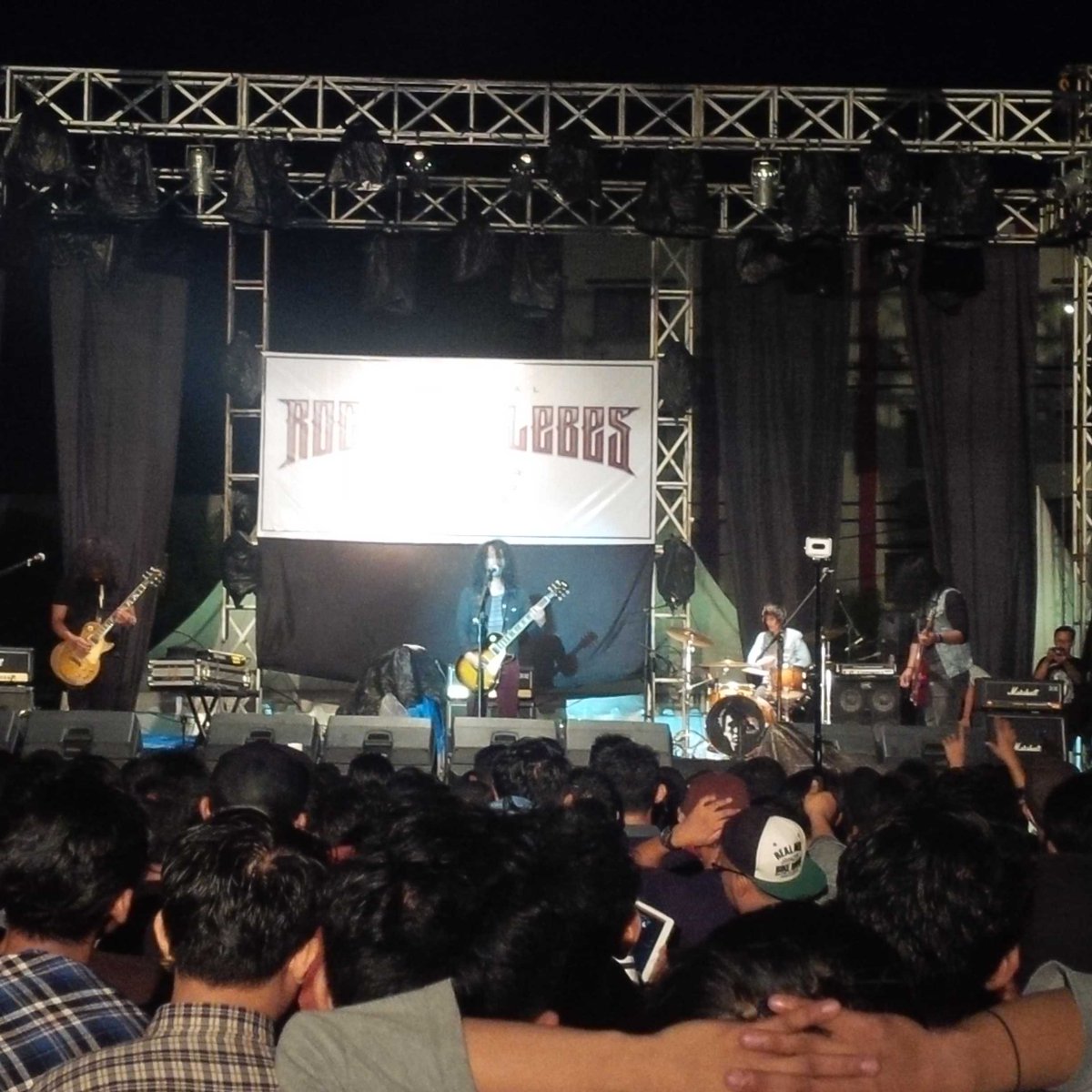 wenzrawk's tweet photo. Klimaks @RockInCelebes Palu: @thesigit mengontrol crowd, melabrak jam malam kepolisian &amp; meledakkan amplifier hitam! https://t.co/njc1CdDAW9