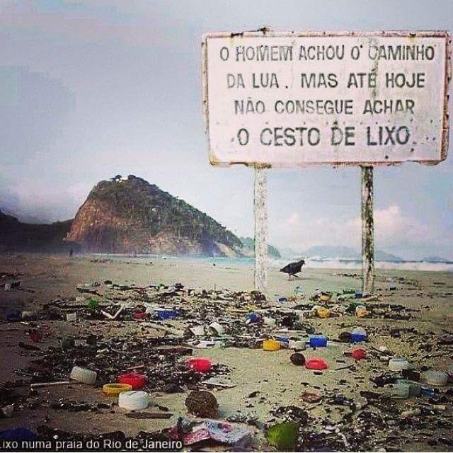 Desconhecidos__'s tweet photo. O homem achou o caminho da lua. Mas até hoje não consegue achar o cesto do lixo. https://t.co/SuHkRRiCHo