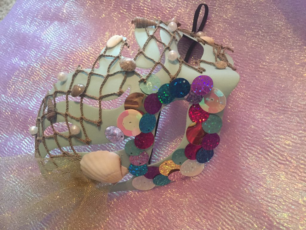 GiveAHootSelma's tweet photo. Check out another amazing mask we are auctioning off Friday for breast cancer ! COME OUT AND SUPPORT HOOTERS SELMA💗🎀 https://t.co/ozegWaKDuf