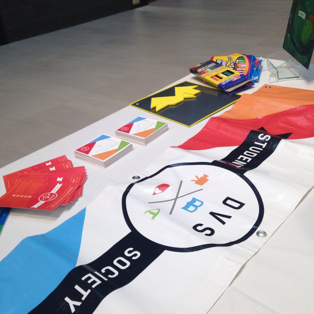UTM_DVSss's tweet photo. HELLO ART FOLKS. WE ARE AT DEERFIELD HALL AWAITING YOU WITH CRAYONS. COME CHECK US OUT #UTM #DVSS #UTMFCD https://t.co/oFrGSETF83