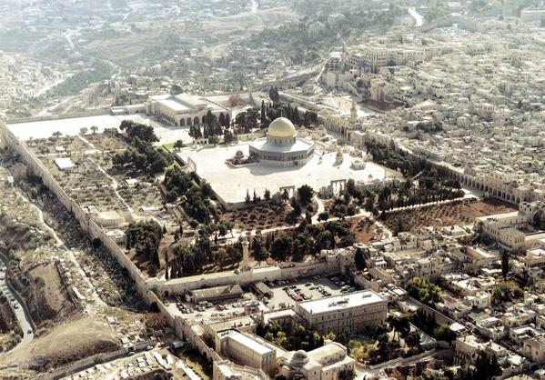 gazalnps's tweet photo. - شو أبعد عاصمة بالعالم ؟
- أكيد القدس
- ليش؟
- لأنو من 66 سنة بيحكوا "يا قدس إنّا قادمون" ولسّا ما وصلوا .

#القدس https://t.co/zhY244VAiF