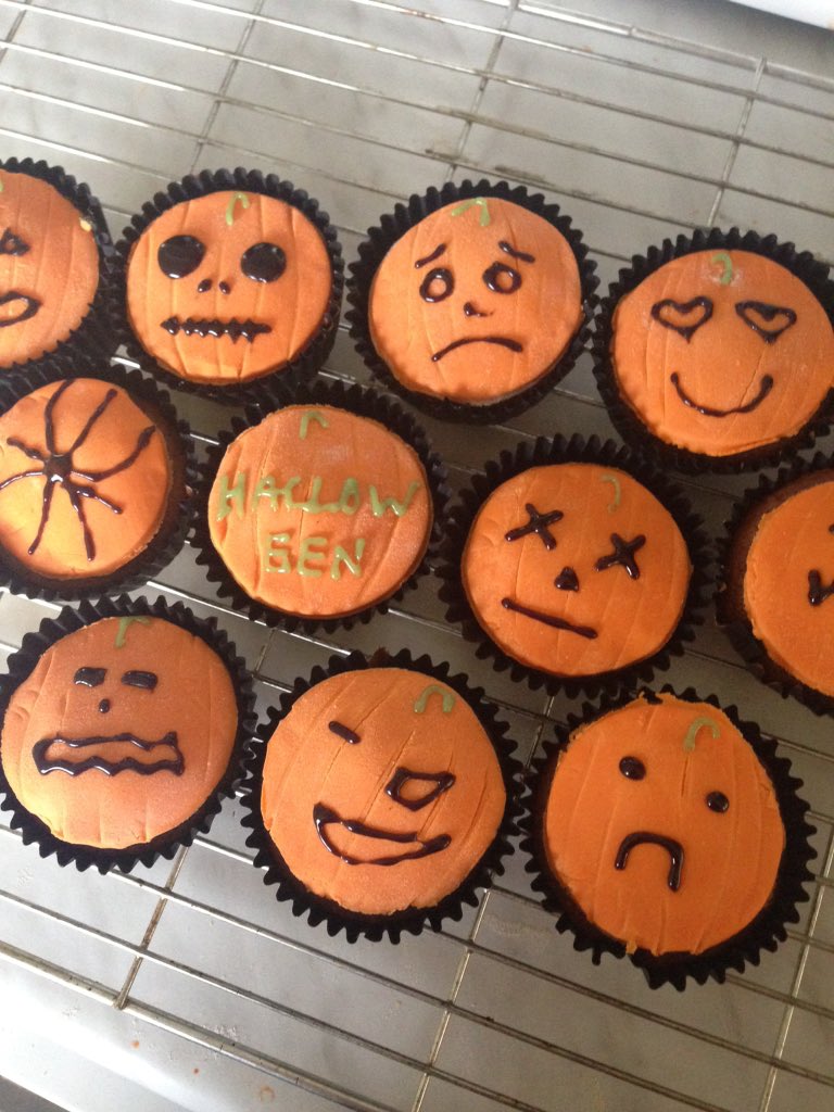 Polly_Tombs's tweet photo. Pumpkin cakes🎃 https://t.co/pb2sQUSn6y