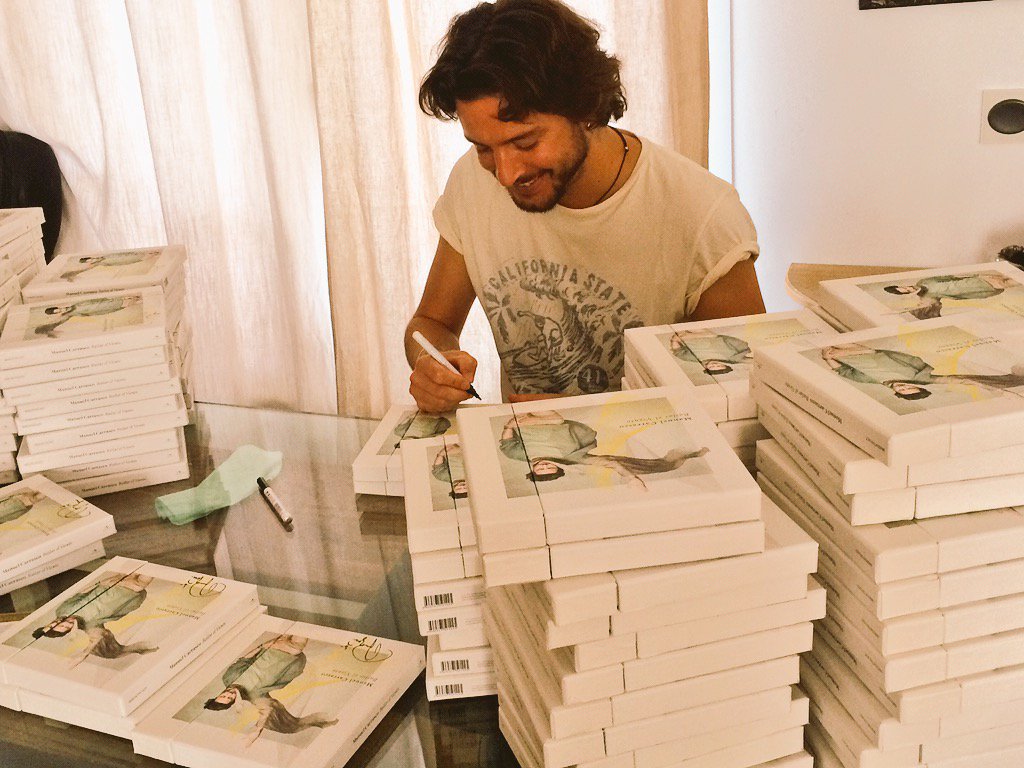 manuelcarrasco_'s tweet photo. Llevo diez horas firmando y las que quedan! No levanto cabeza😅😄 Qué bonita ha quedado la caja... Va por ustedes! https://t.co/fdpdhHcVX7