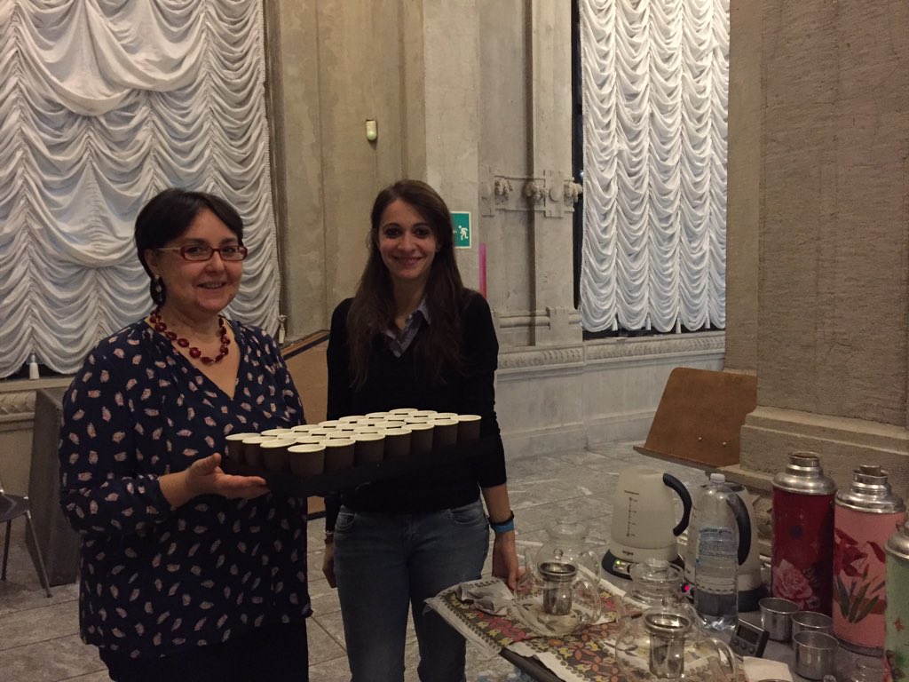 vegolosi's tweet photo. #Ciboperlapace, arrivano i primi ospiti, li riceviamo con un tè al gelsomino, segno di accoglienza! #teieraeclettica https://t.co/VWXNf5tDSP