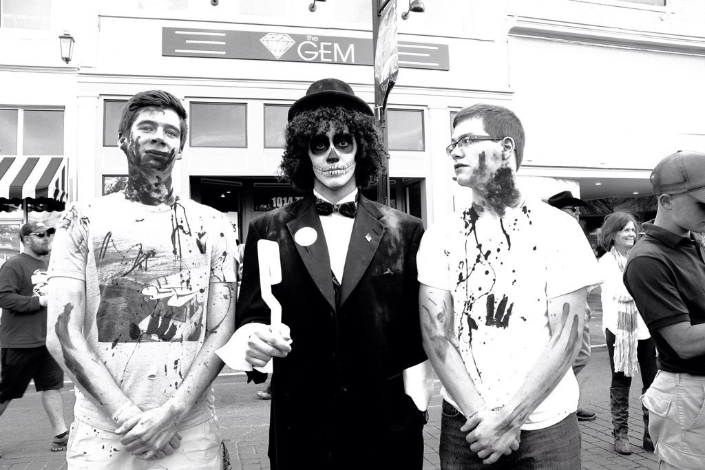 AlexZombieCZA's tweet photo. Hanging with my peeps nibbling on some brains. Alex King of zombies @AlexZombieCZA photo by @NatalieWFrench https://t.co/4Km48c1Pso
