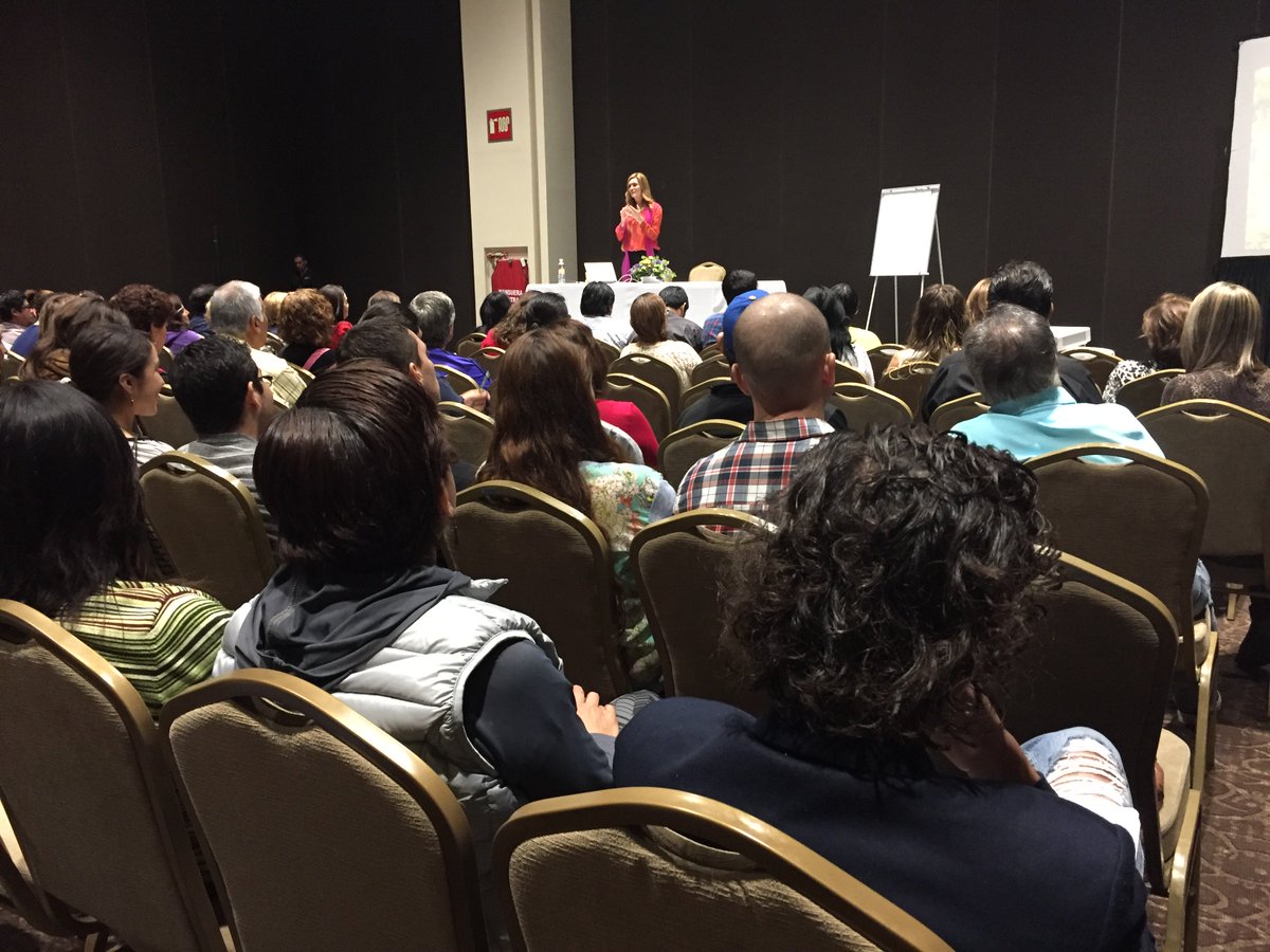 EMValores's tweet photo. “Debes conocer a tu audiencia para enviar el mensaje correcto” @SandraVisions #EMV2015 https://t.co/jHv6s1ycan
