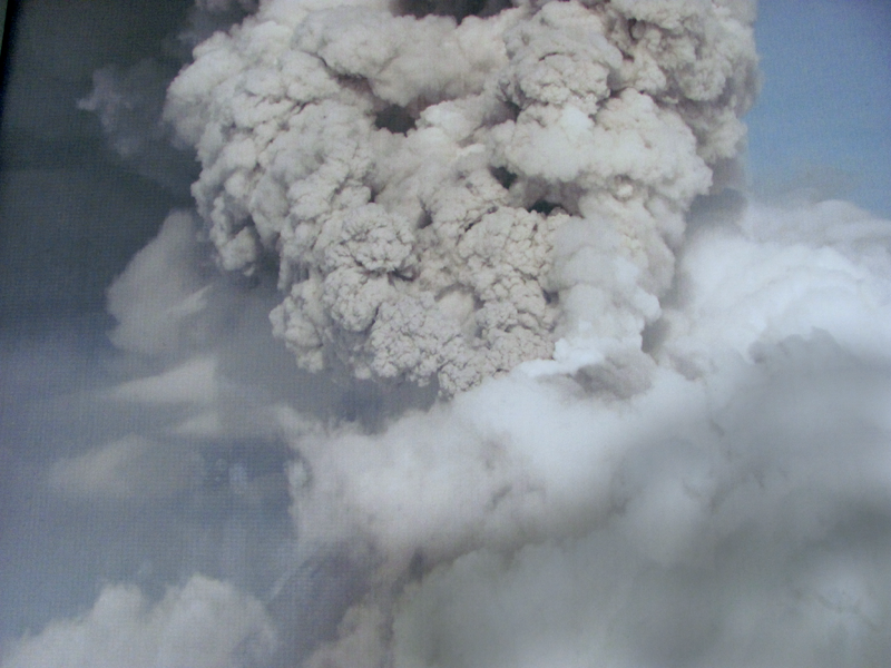 infountukanda's tweet photo. #5thErupsiMerapi KRONOLOGI 26/10/2010 l Pukul 17.30 terjadi awanpanas selama 2 menit. https://t.co/Zvp9MYsSyL https://t.co/TkoUaLmtCh