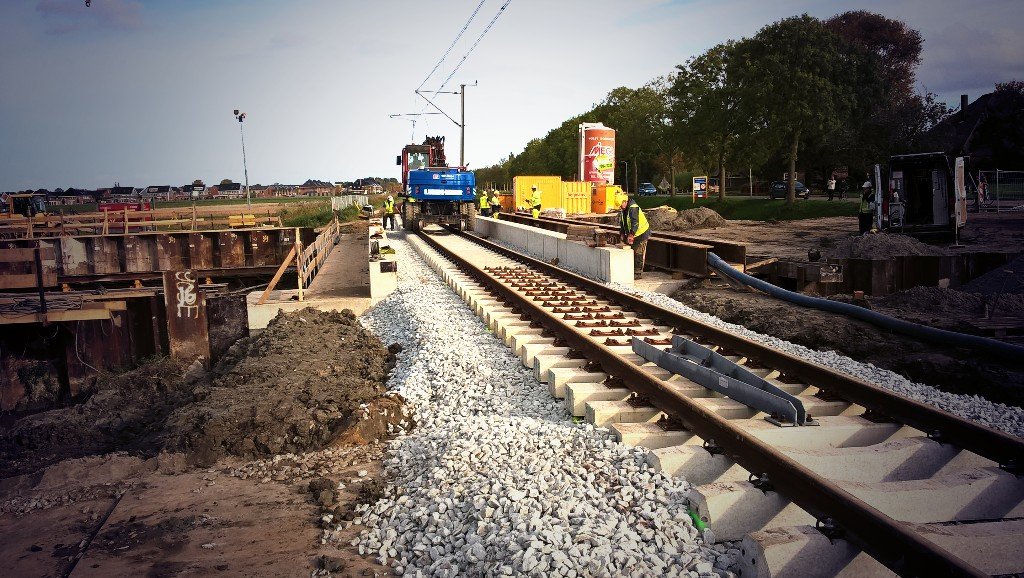 erwindegraaf's tweet photo. Een mooi weekend voor het inschuiven van een spoordek in #Hoogkarspel #N23 @StruktonRail @HeijmansNL https://t.co/a2SCk9vy34