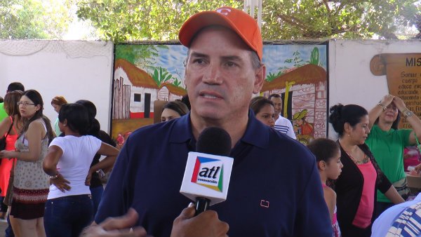 ATLinnovacion's tweet photo. .@FrancoOvalle deposita su voto al lado de su esposa @ednamaviga . https://t.co/KmPkIDMZ22 @PrensaFranco https://t.co/S3jqxv15ar