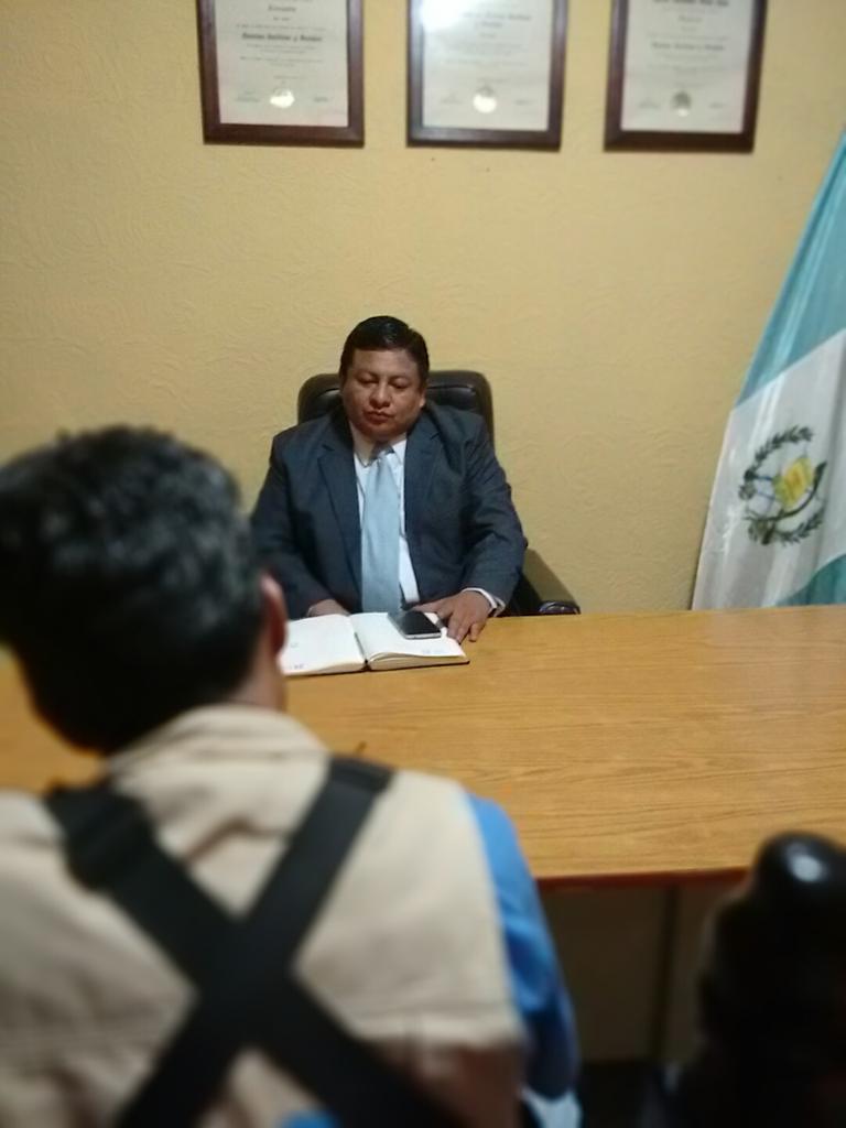 AlexSimajCH's tweet photo. Sosteniendo una entrevista con el corresponsal de @Noti7Guatemala https://t.co/J4ximjhLbe