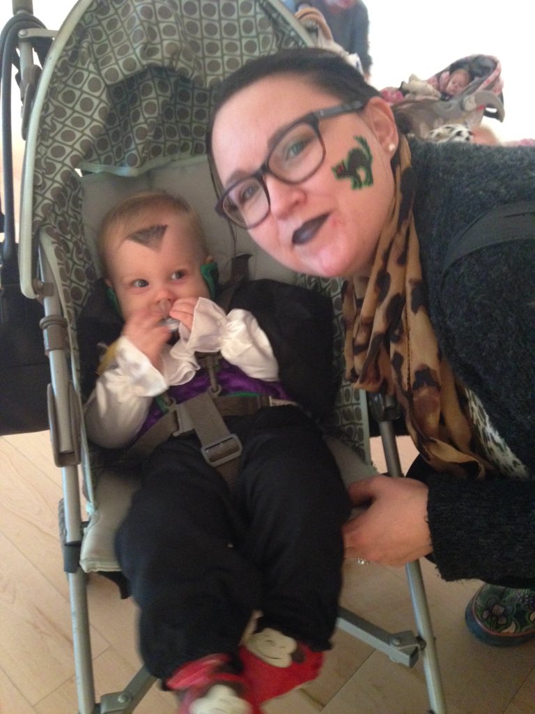 RatherBeCaching's tweet image. Having a spooky fun time @theRMG with toothless Dracula ! Happy Halloween