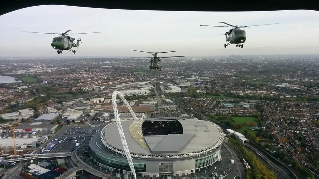 tomhall314's tweet photo. @RoyalAirForce @wembleystadium @NFL A pic you might want to retweet from today #legends #NFLUK https://t.co/D0qcjKQhD7
