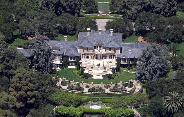 CouponNW's tweet photo. 16 Jaw Dropping Celebrity Mansions! We Expose How Much They Paid for These Mega Estates: https://t.co/l5v9t7QkRe https://t.co/uExeW76Cku