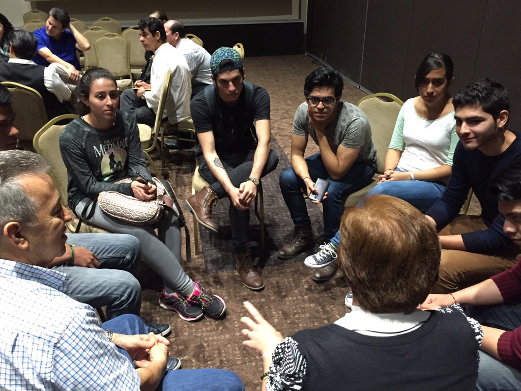 EMValores's tweet photo. Diseñando historias en el #taller con @SandraVisions #EMV2015 https://t.co/XDpGklGFtY