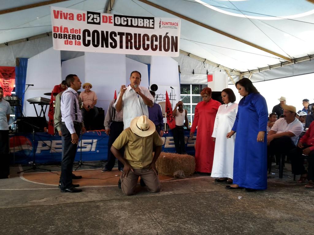 MitradelPma's tweet photo. El teatro de los trabajadores presenta #LunaVerde para agasajar a los #ConstructoresPma @LE_CarlesR @ZulphySaday https://t.co/3cezg21rQB
