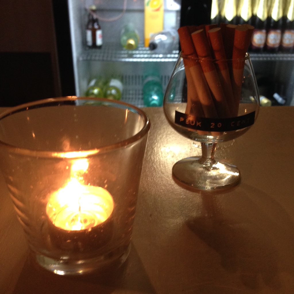 Ook met ieniemienie sigaretjes. Old school uit een glaasje op de bar. #robheid