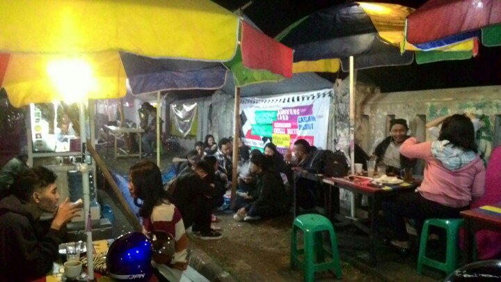 Operational kami dari senin s/d Sabtu pukul 19:00-larut malam, minggu tutup ;) #kulinerbandung #kedaiperjuangan